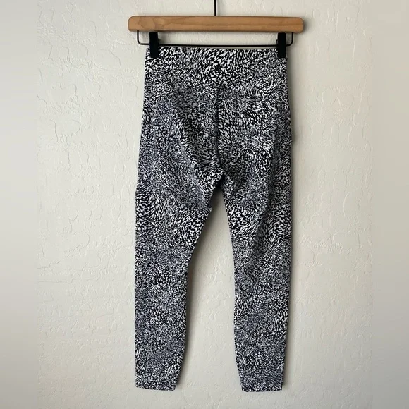 Lululemon InStill High-Rise Tights Warped Grain Alpine White Black 4